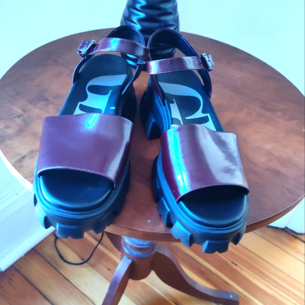 Gianni Bini lug sole platform sandals in plum